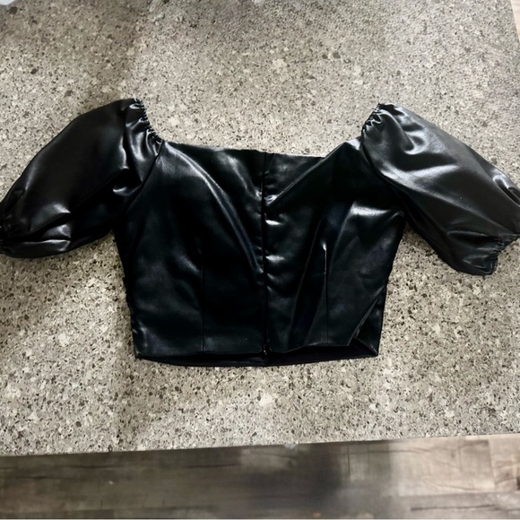 Lulu's Black Faux Leather Puff Sleeve Crop Top - Size M ⭐🖤 - Picture 2 of 13